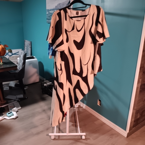 SHEIN Dresses & Skirts - SHEIN Asymmetrical Blouse/dress in Black and Cream
